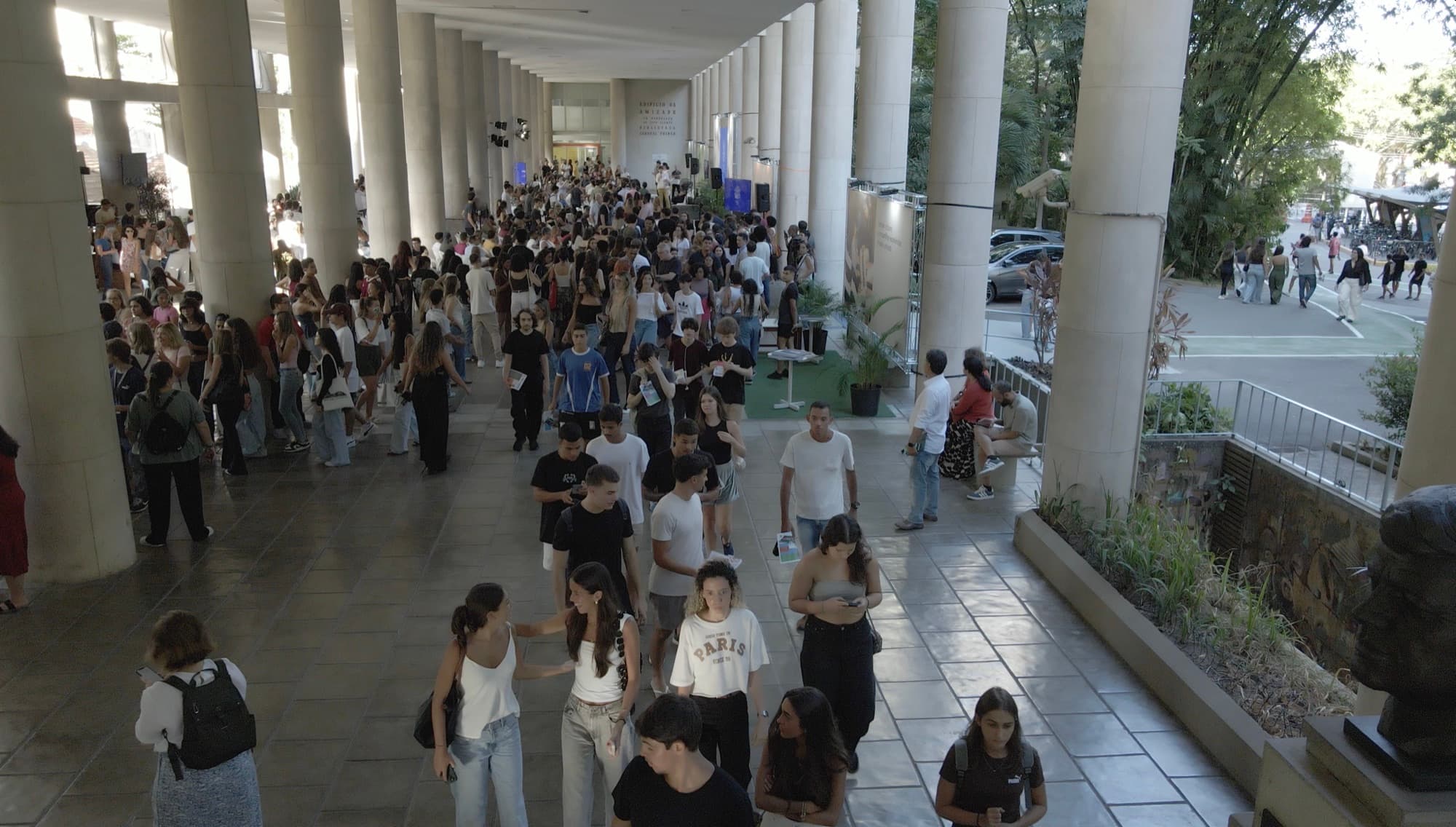 Comunidade reunida nos pilotis da PUC-Rio